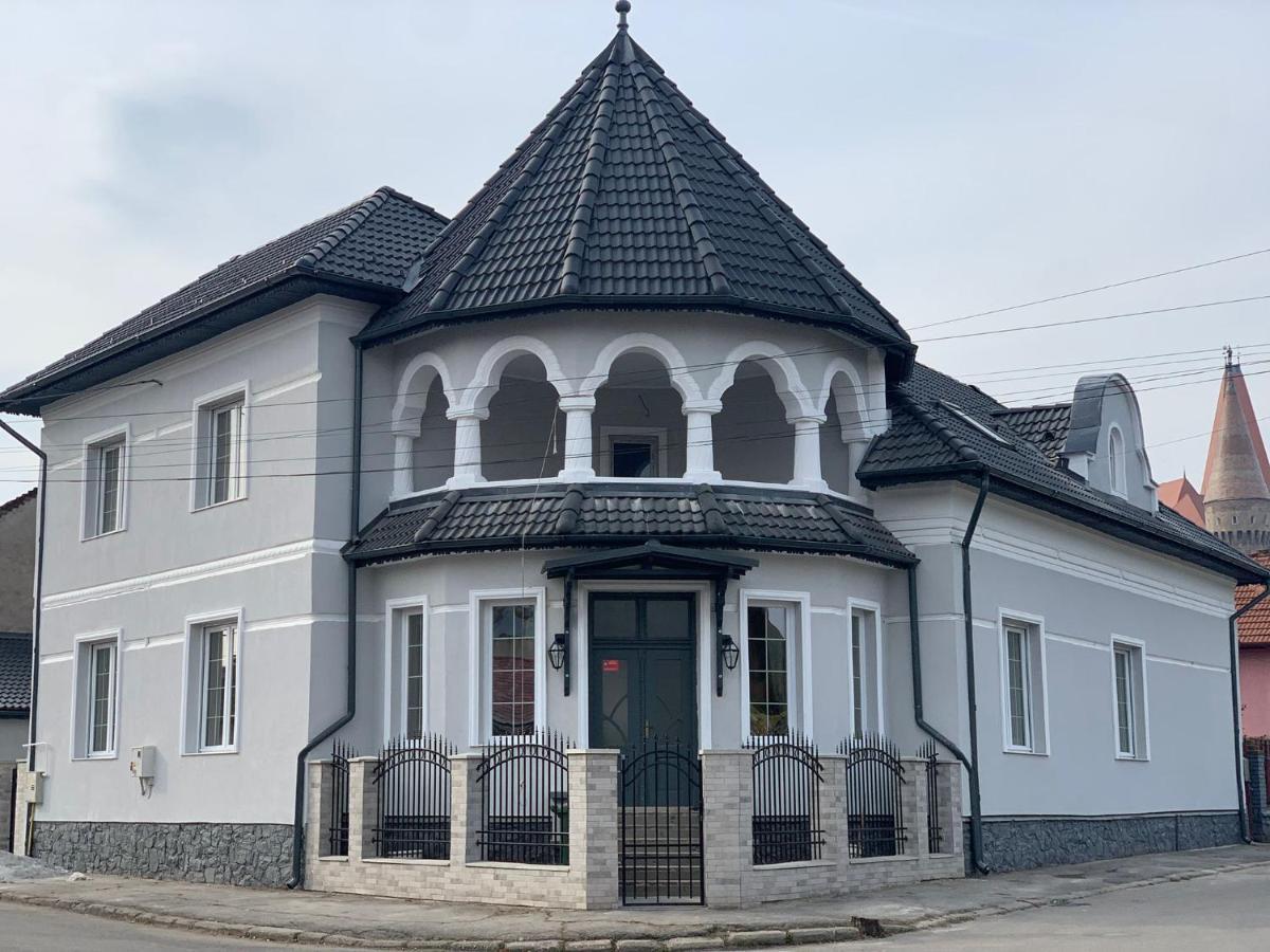 The Corner House Apartment Hunedoara Exterior photo